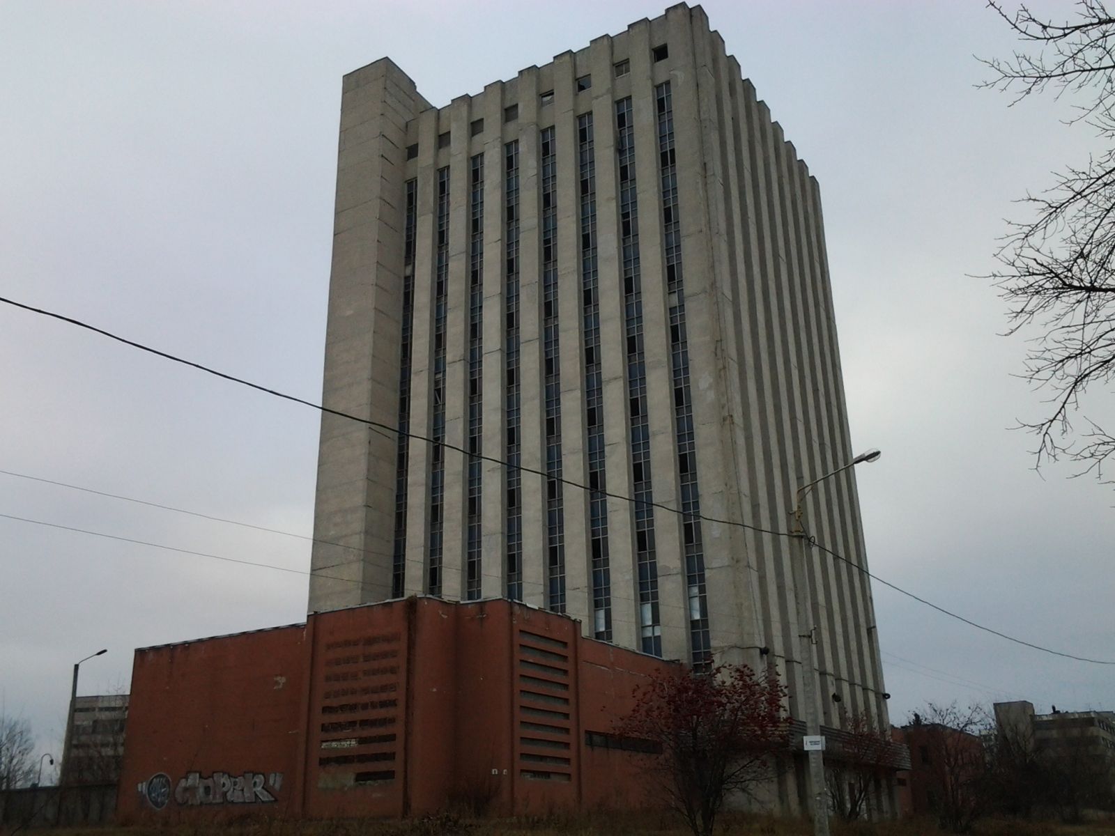 В промышленном районе Харькова есть заброшенный многоэтажный дом (ФОТО) |  РЕДПОСТ