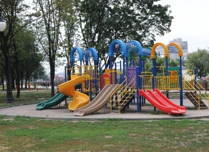 В Харькове устанавливают новые детские площадки | РЕДПОСТ