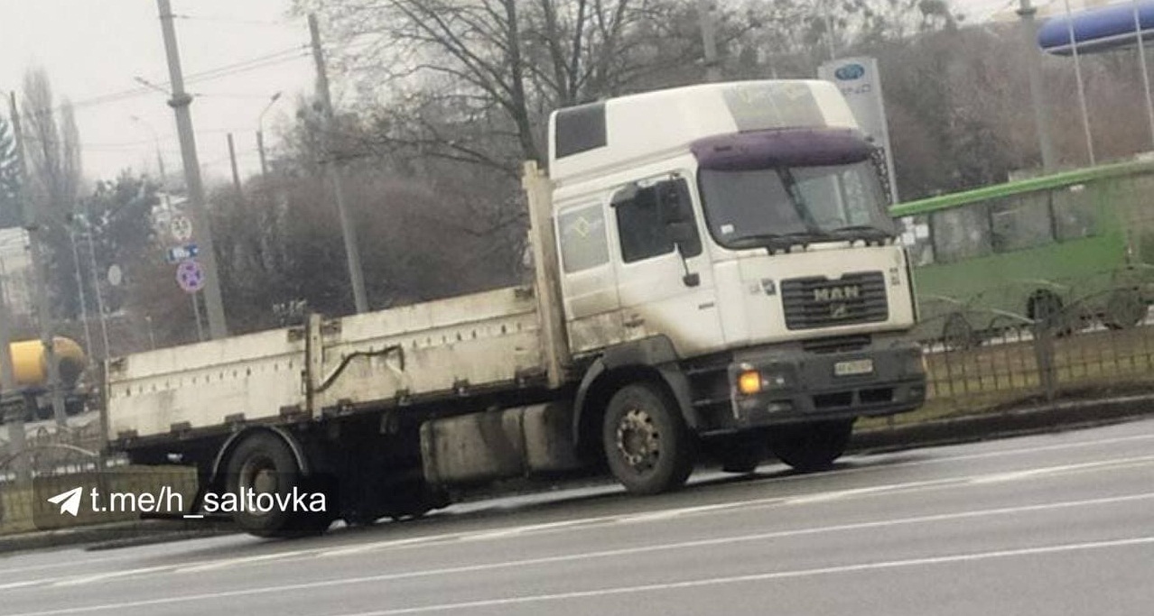 Колесо грузовика отвалилось на полном ходу и влетело в парковку  торгово-офисного центра (ФОТО) | РЕДПОСТ