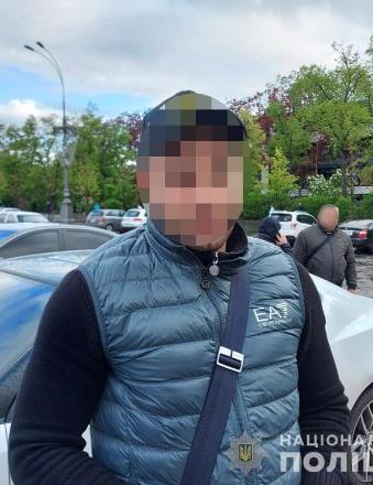 В Харькове правоохранители задержали мужчин, причастных к краже из элитного автомобиля.