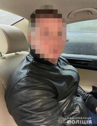 В Харькове правоохранители задержали мужчин, причастных к краже из элитного автомобиля.