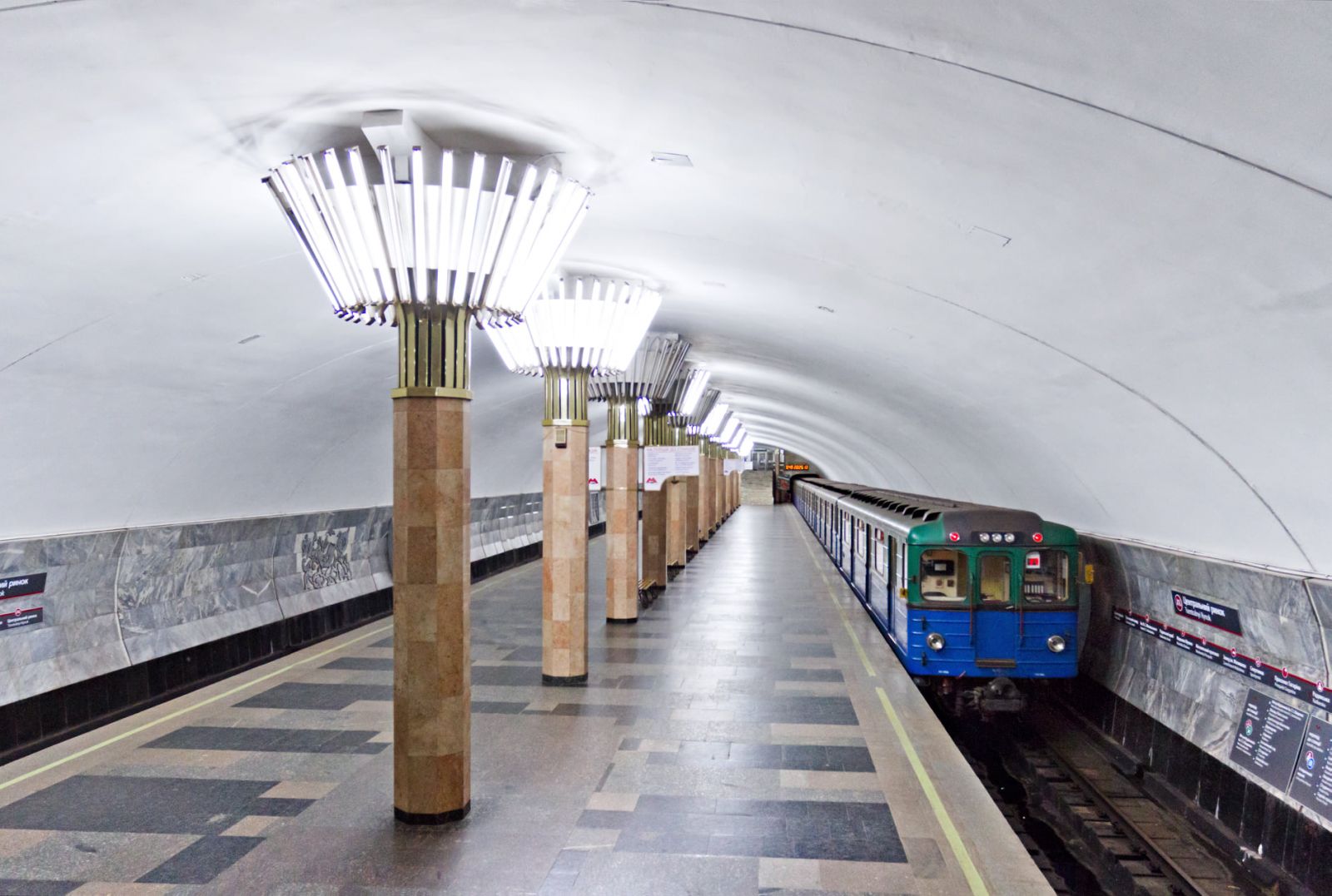 На станции метро Центральный рынок в Харькове пассажир упал на рельсы