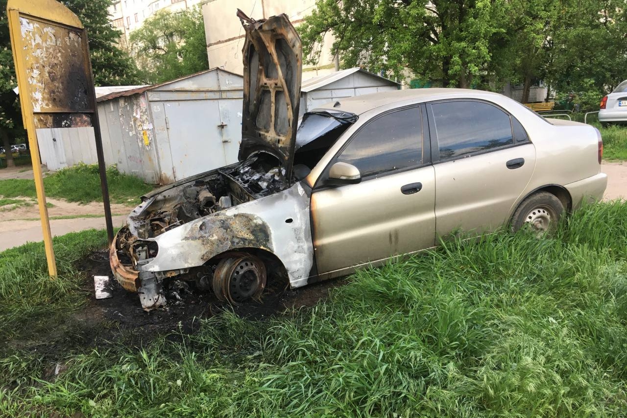 В Холодногорском районе Харькова ночью сгорел автомобиль