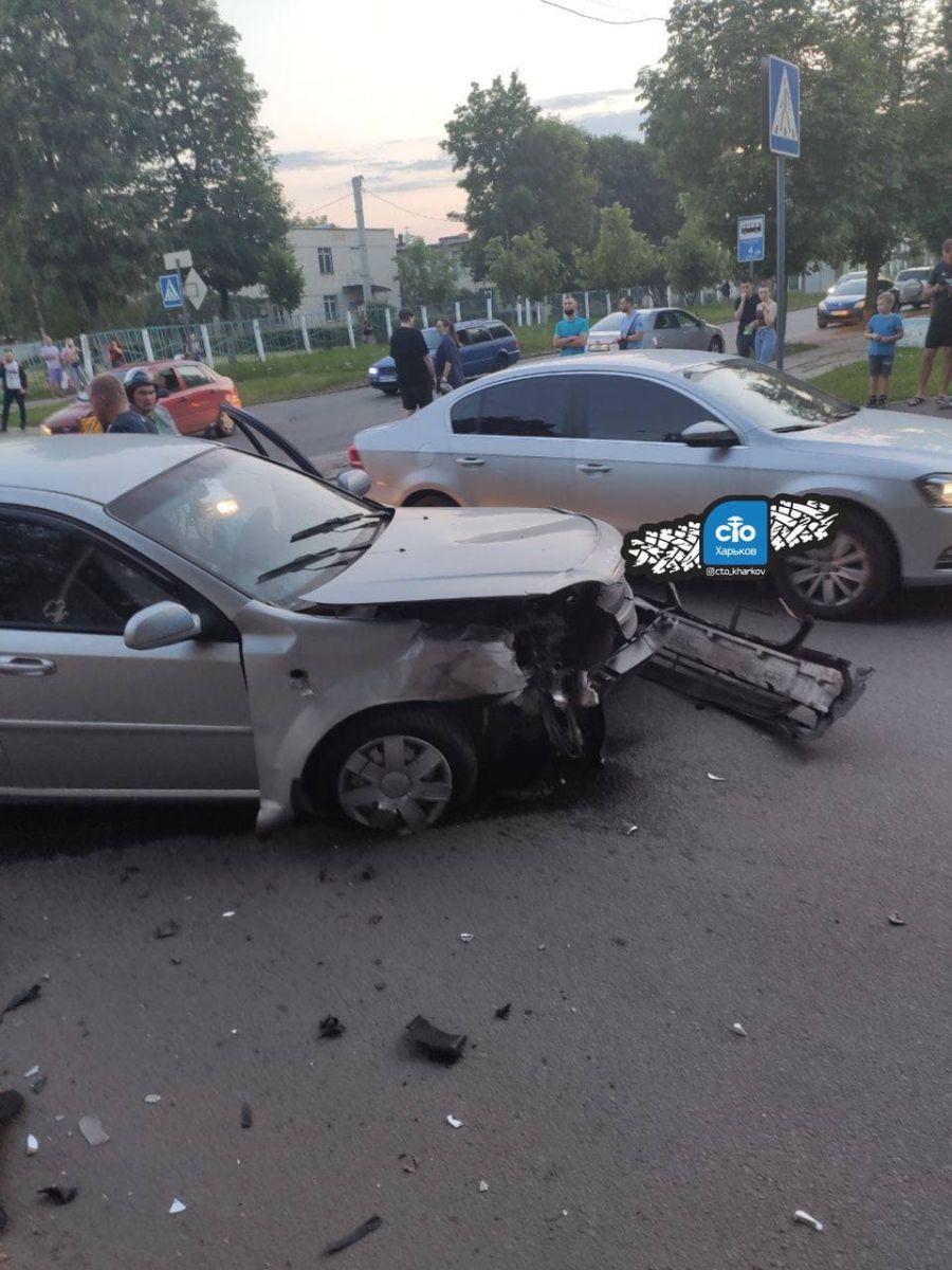 ДТП Харьков: Нарушивший правила водитель врезался в дом.