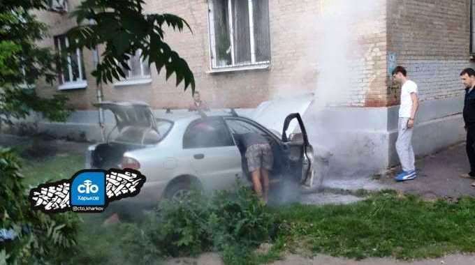 ДТП Харьков: Lanos вылетел с дороги и врезался в пятиэтажку
