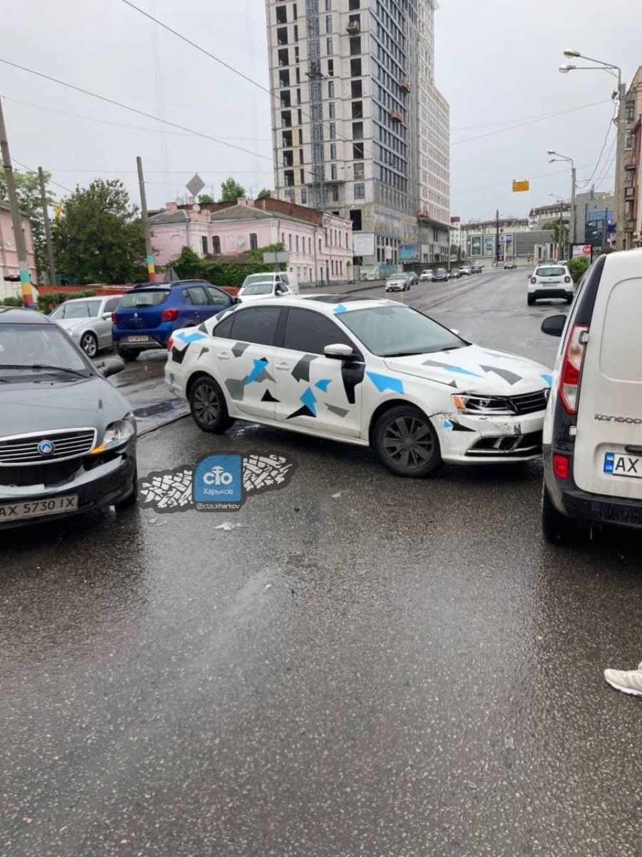 ДТП Харьков: На Московском проспекте произошло столкновение трех авто