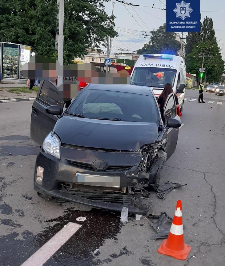 ДТП Харьков: на Салтовке столкнулись Toyota Prius и Volkswagen Polo