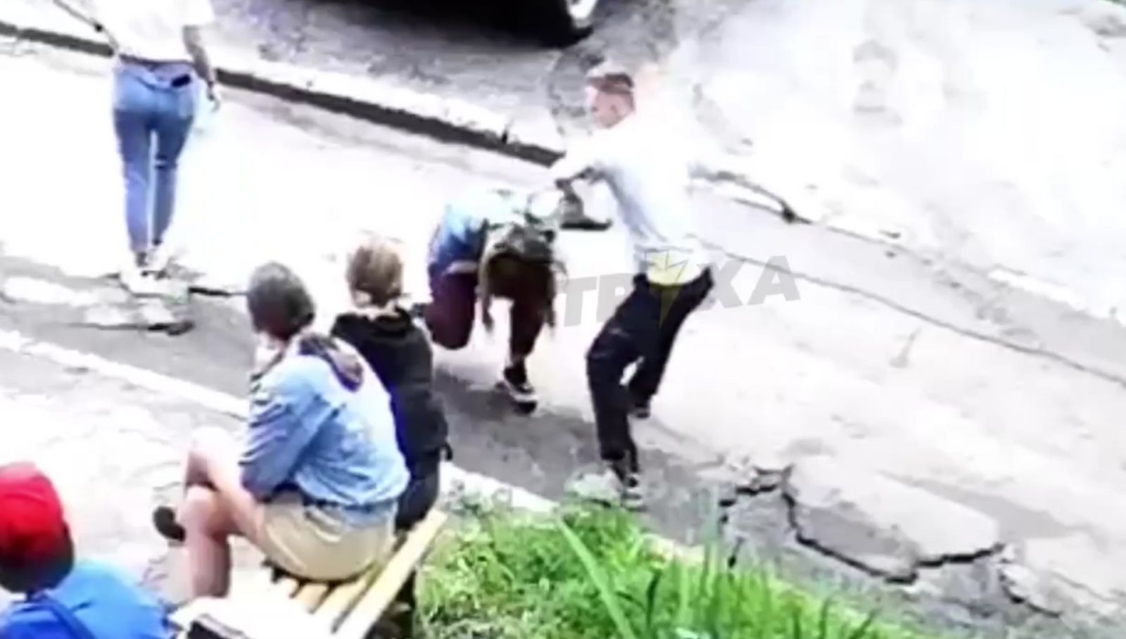 В Харькове подросток избил свою сверстницу и сломал ей нос (ВИДЕО)