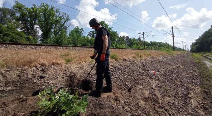 Под Харьковом нашли артснаряды и мины возле железнодорожных рельсов
