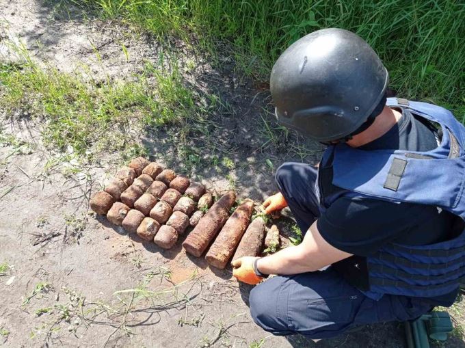 Под Харьковом нашли артснаряды и мины возле железнодорожных рельсов