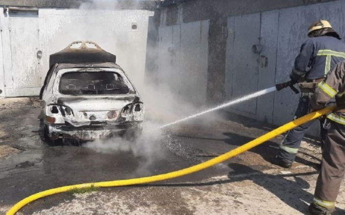 В гаражах Харькова сгорел автомобиль