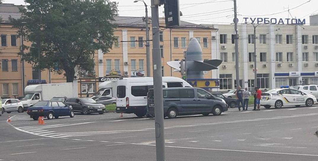 ДТП Харьков: столкнулись микроавтобус и легковушка