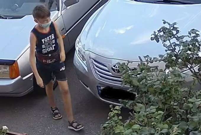 В Харькове подростки откручивают на машинах колпачки на нипель