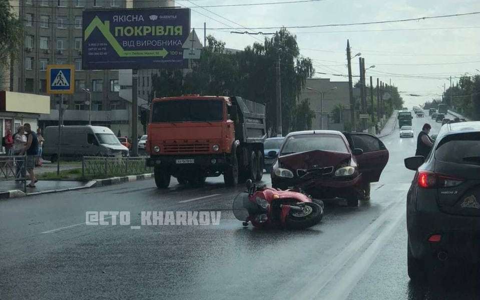 ДТП Харьков: мотоцикл ударила сзади легковушка