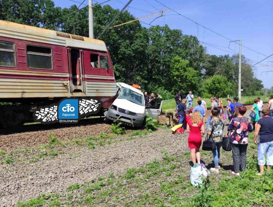 ДТП на ЖД переезде: электропоезд протащил микроавтобус десятки метров. Новости Харькова