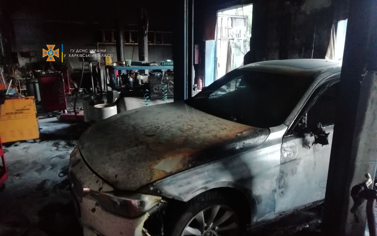 Пожар на СТО: в Харькове горели боксы с автомобилями