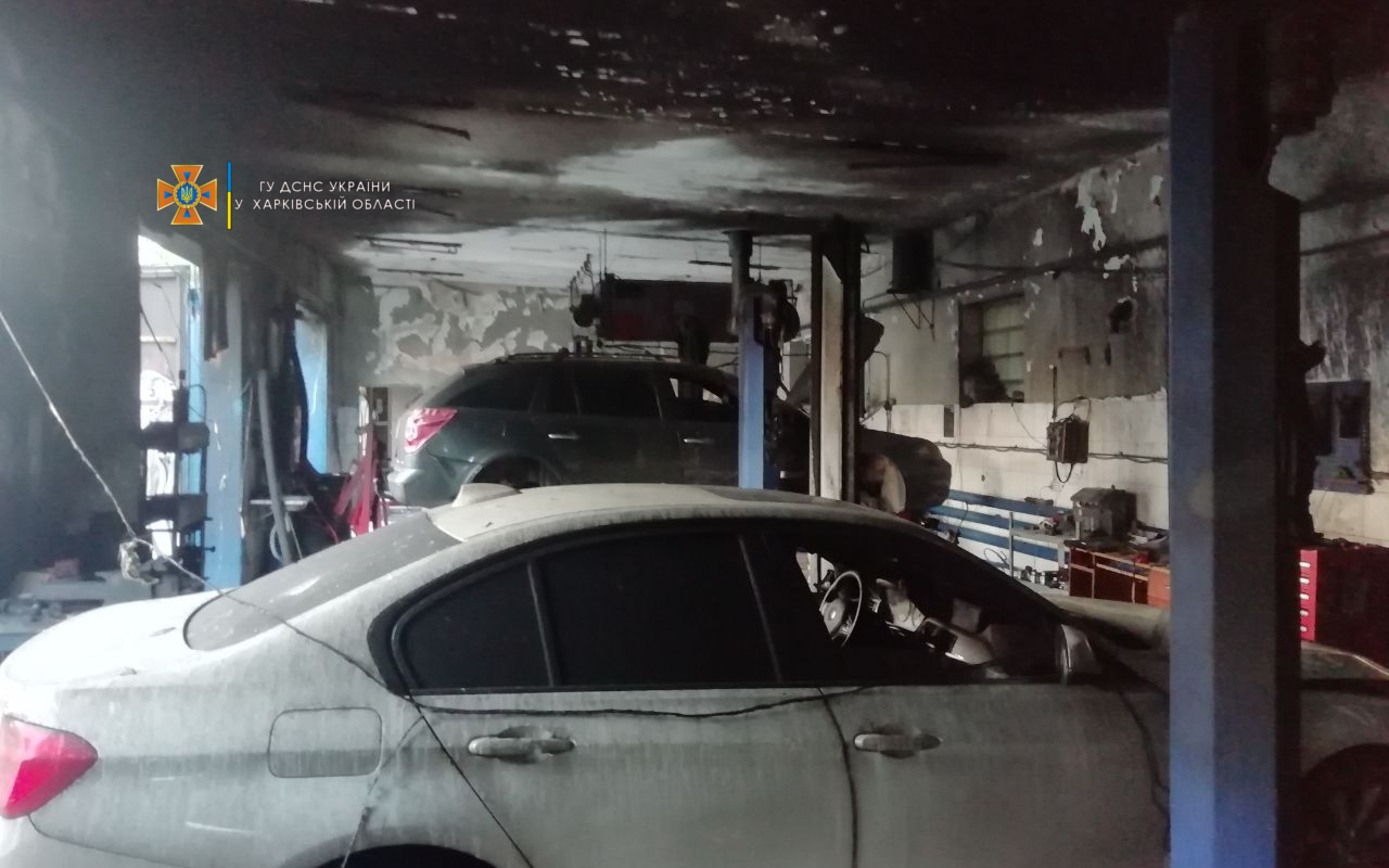 Пожар на СТО: в Харькове горели боксы с автомобилями