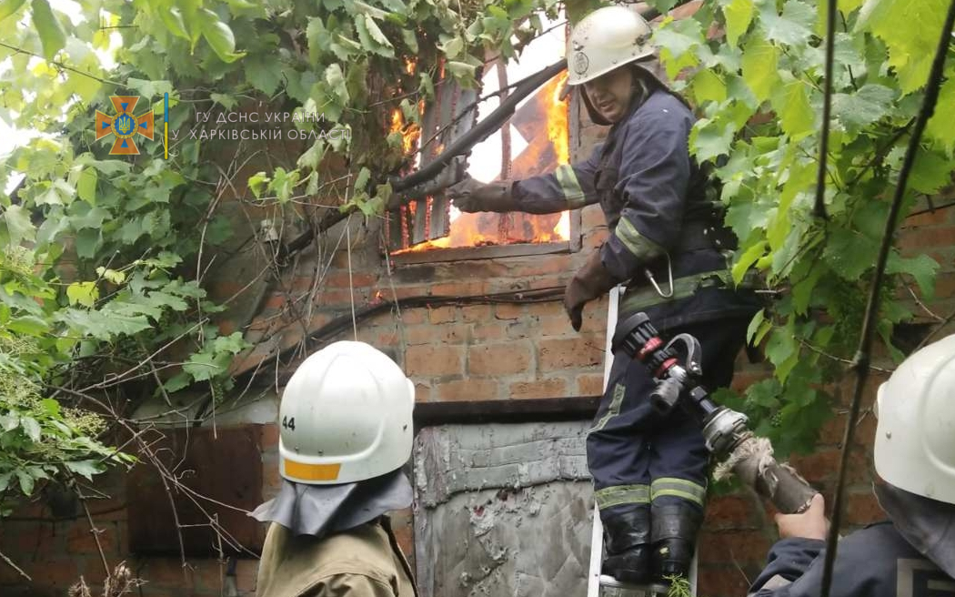 Пожар Харьков: удар молнии сжег сарай в селе Моначиновка
