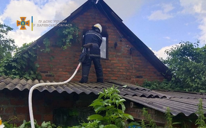 Пожар Харьков: удар молнии сжег сарай в селе Моначиновка