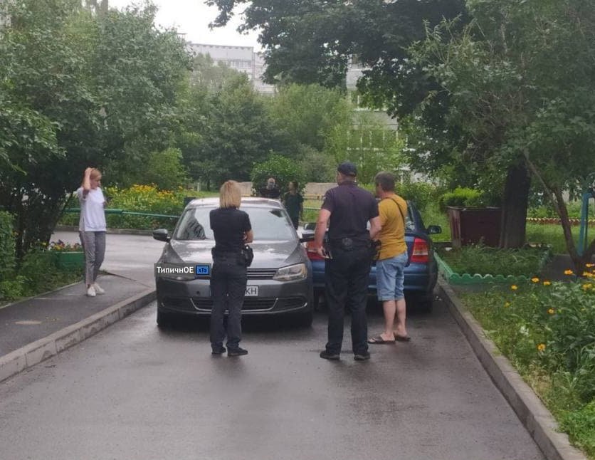 ДТП Харьков: Во дворе на ХТЗ две легковушки помяли друг друга