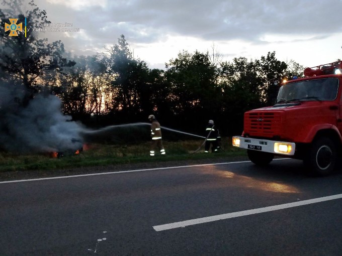 Пожар Харьков: автомобиль сгорел на трассе под Харьковом