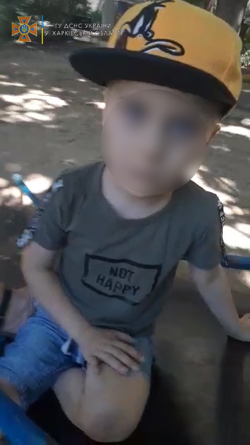 Ребенок застрял на детской горке в Харькове