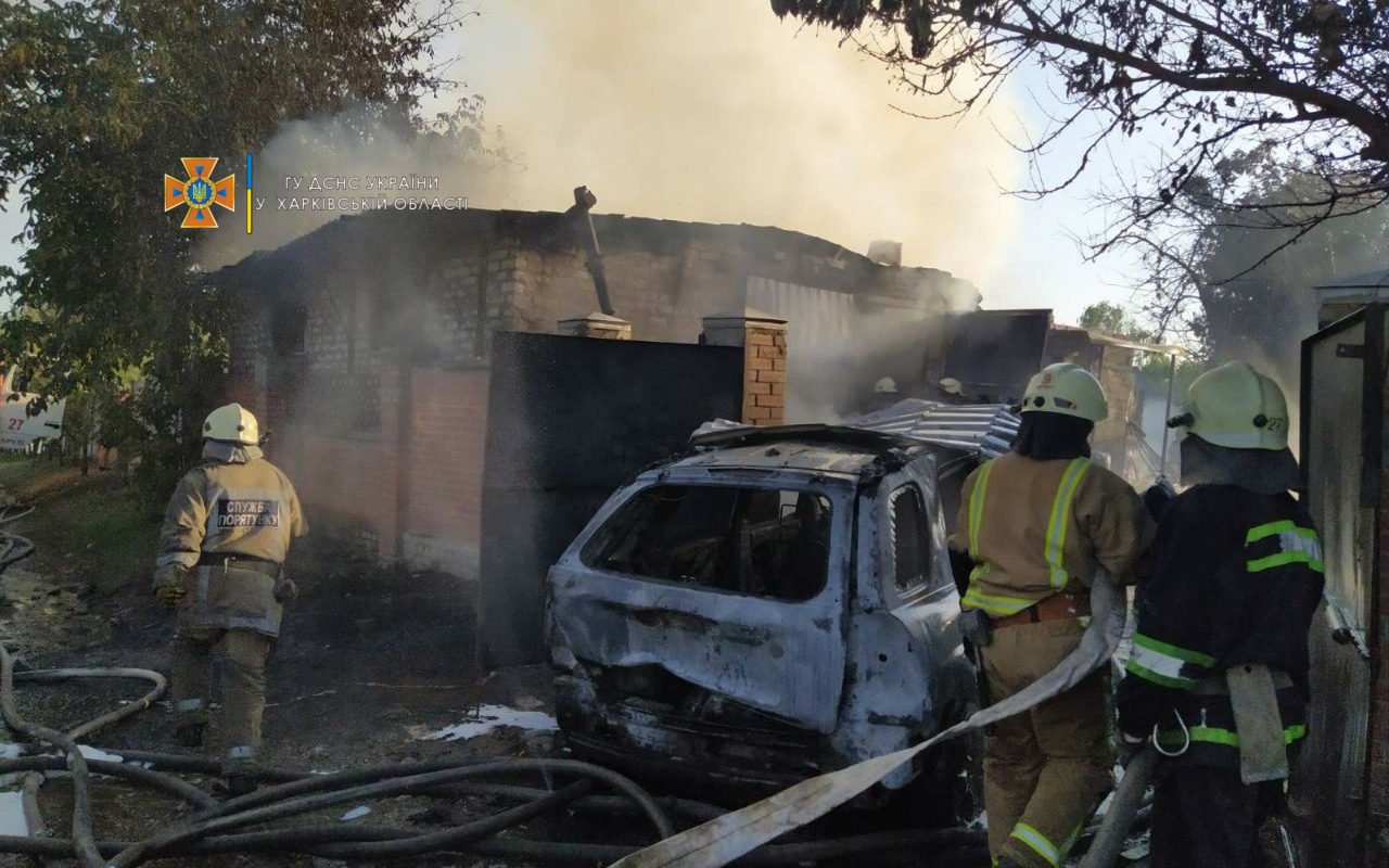 Пожар в Харькове уничтожил несколько автомобилей и мотоцикл. Новости Харькова