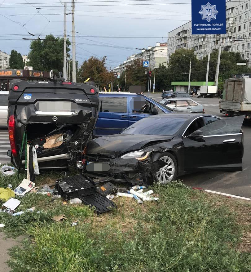 ДТП Харьков: Tesla влетела в Nissan X-trail