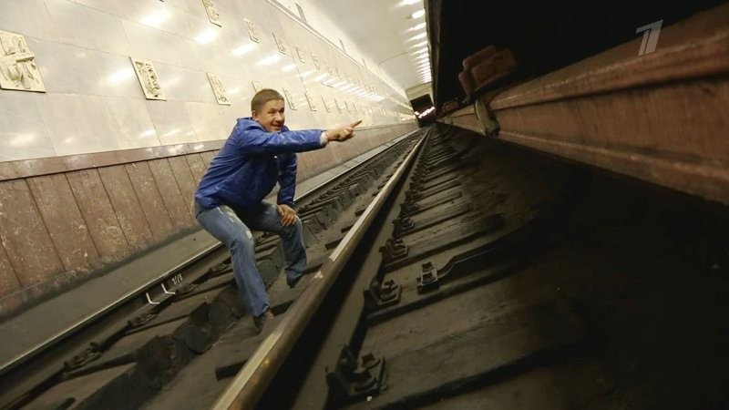 Что делать, если упал на рельсы метро. Пошаговая инструкция действий