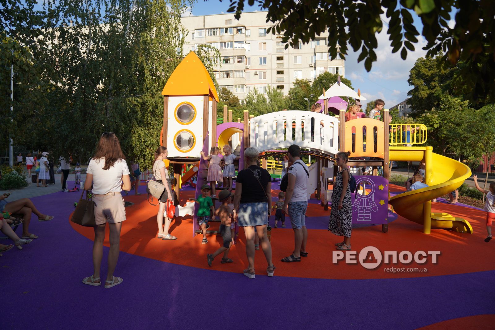 В Харькове на улице Танкопия 11/2 открылась новая детская площадка