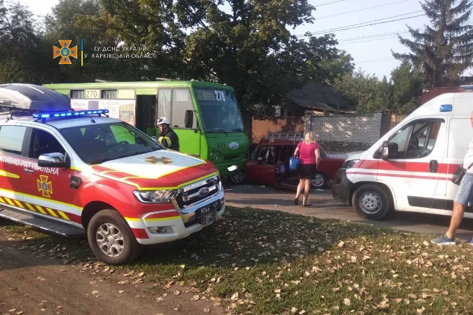 ДТП Харьков: автобус и ВАЗ 2101 столкнулись на Куриловской улице в Харькове