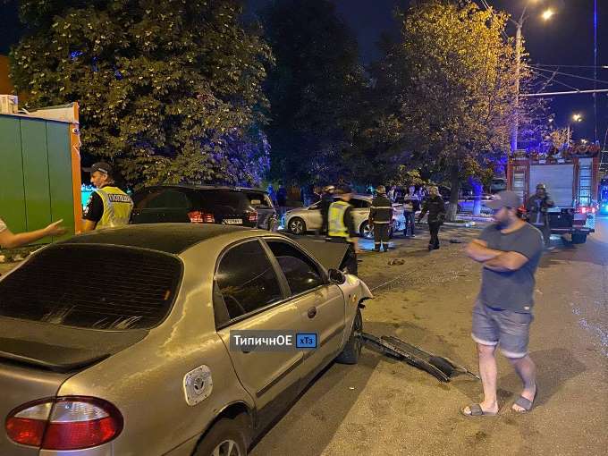 ДТП Харьков: Lanos протаранил припаркованные авто