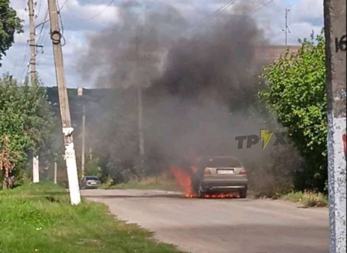 Автомобиль сгорел в поселке Высокий под Харьковом