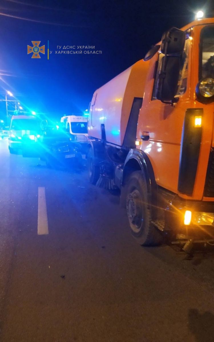 ДТП Харьков: легковой ВАЗ столкнулся в грузовиком МАЗ