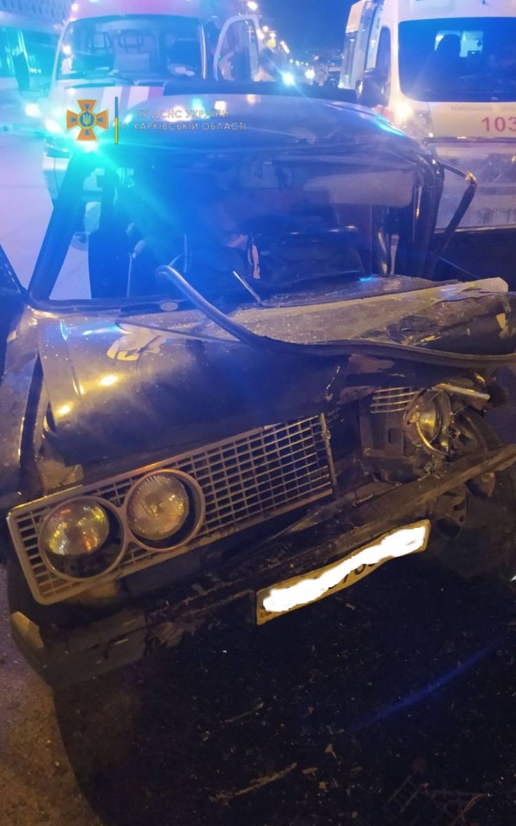 ДТП Харьков: легковой ВАЗ столкнулся в грузовиком МАЗ