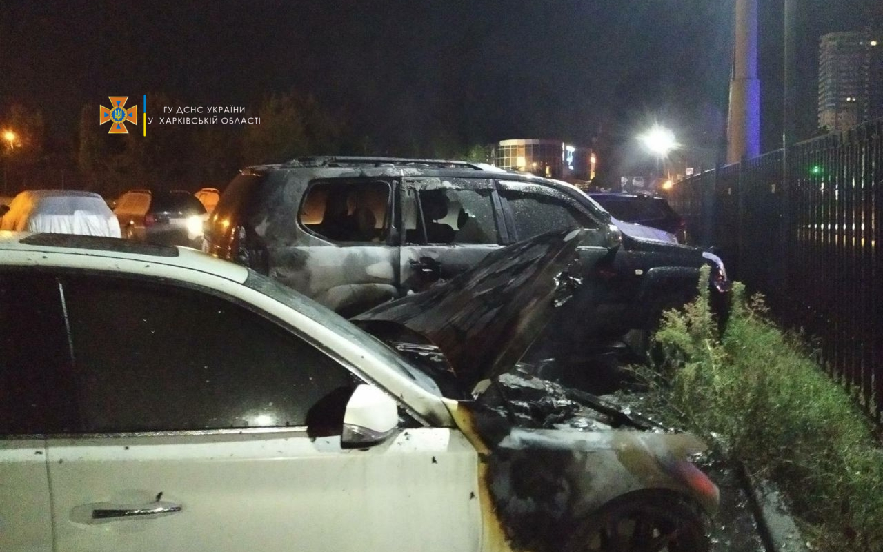 Пожар Харьков: Infiniti Q50 сгорел ночью на парковке в Харькове
