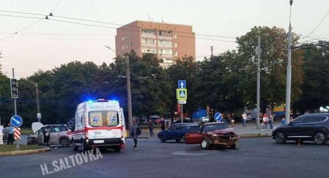 Citroеn и ВАЗ 2109 столкнулись на Московском проспекте в Харькове