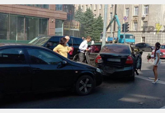 В Харькове свадебное авто попало в ДТП