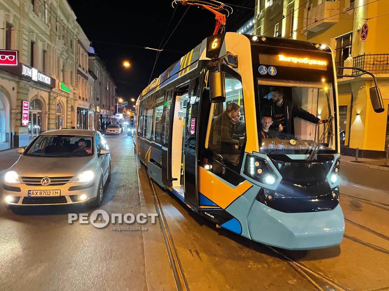 В Харькове прошли испытания швейцарского трамвая