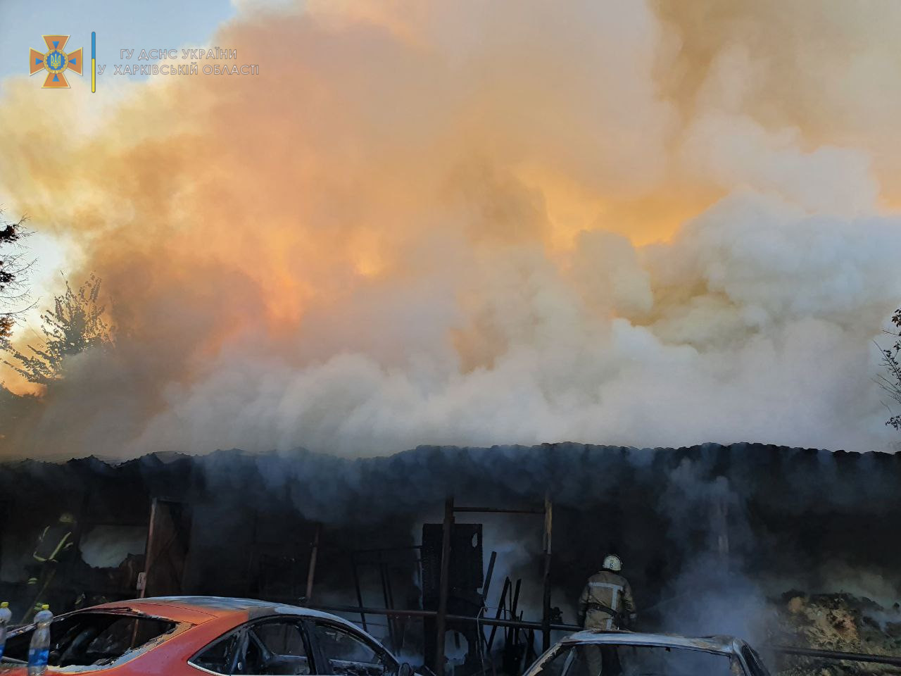 Пожар Харьков: Локализован крупный пожар в столярном цеху на Большой Панасовской, уничтоживший автомобили на парковке