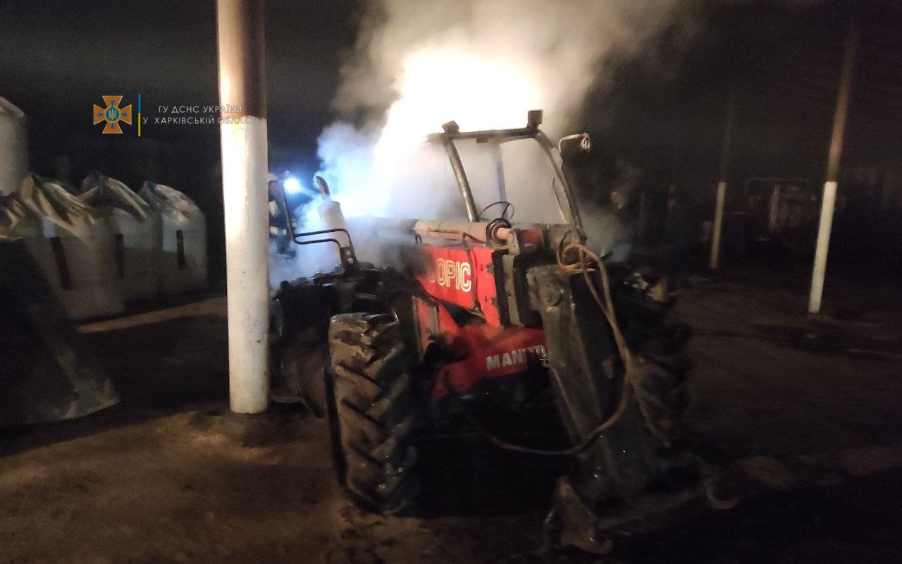 На Харьковщине горел трактор