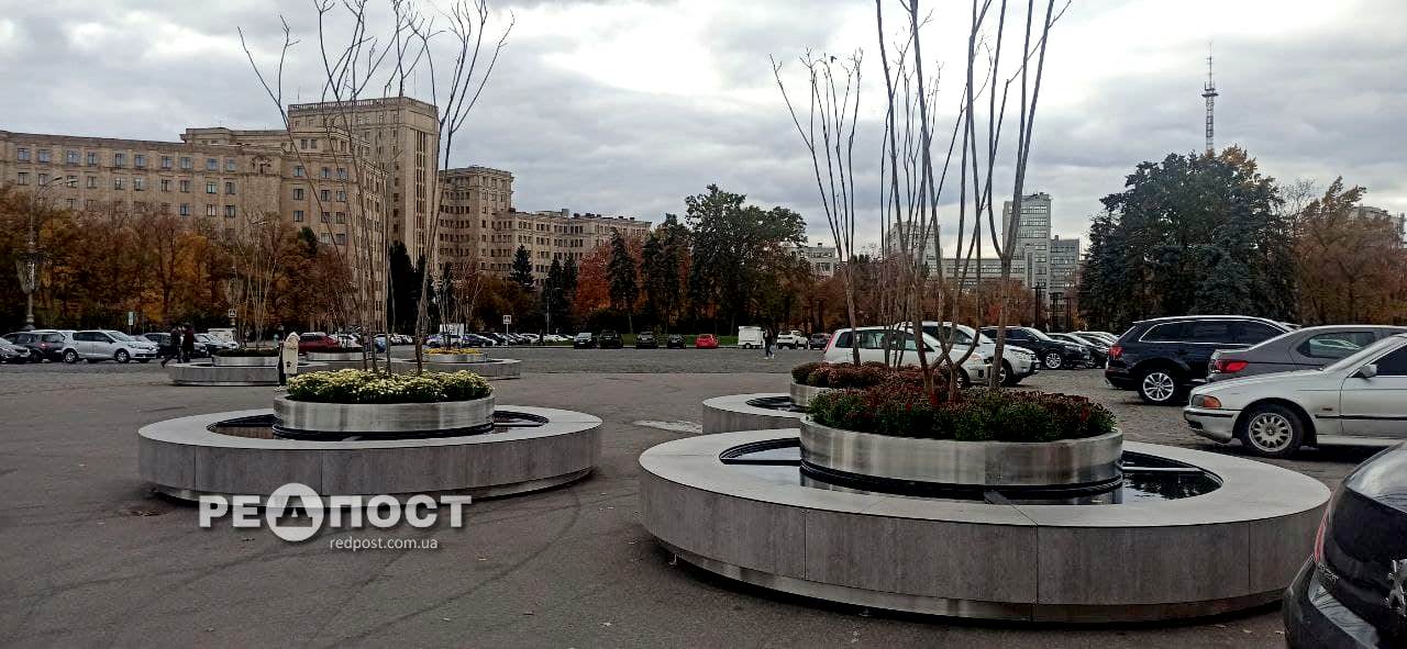 Передвижные клумбы на площади Свободы в Харькове
