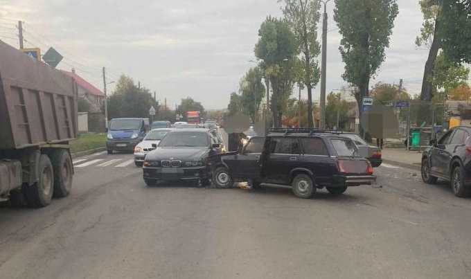 ДТП Харькова: три автомобиля столкнулись на перекрестке проспекта Тракторостроителей и Салтовского шоссе