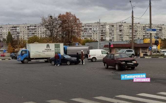 ДТП Харькова: три автомобиля столкнулись на перекрестке проспекта Тракторостроителей и Салтовского шоссе