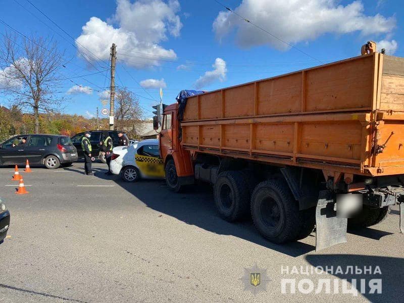 ДТП Харьков: Такси Renault Logan попало под КАМАЗ на улице Веснина