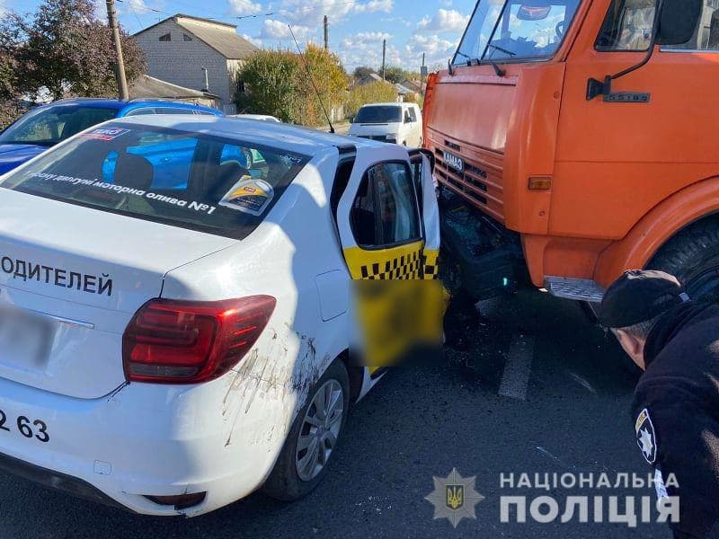 ДТП Харьков: Такси Renault Logan попало под КАМАЗ на улице Веснина