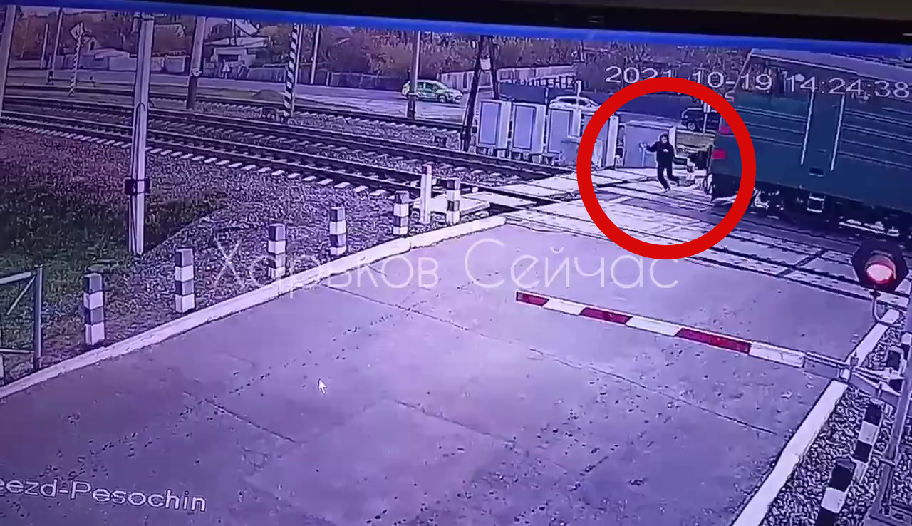 Поезд сбил девушку под Харьковом