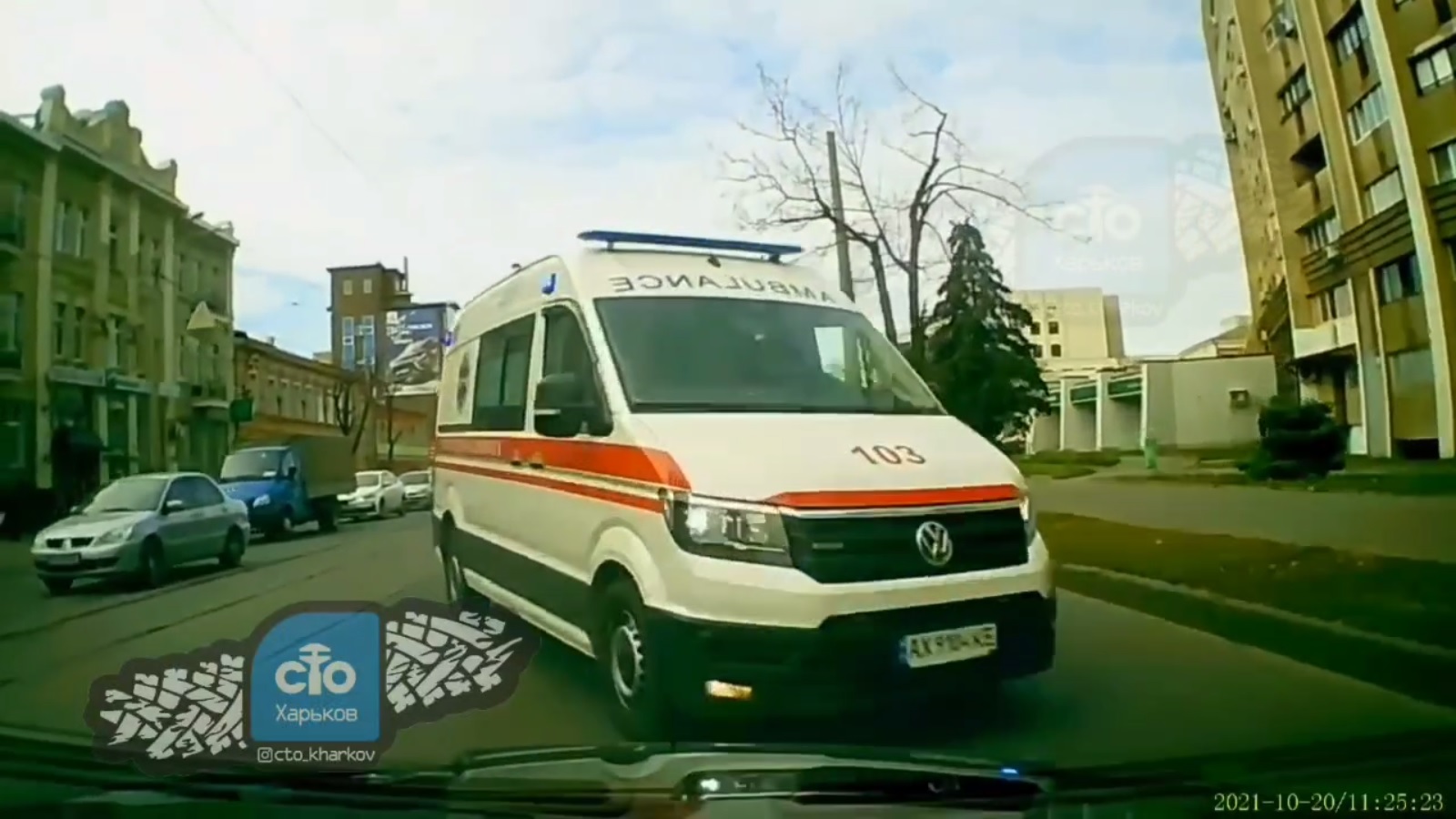 ДТП Харьков: Момент аварии микроавтобуса и "скорой помощи" на Московском проспекте