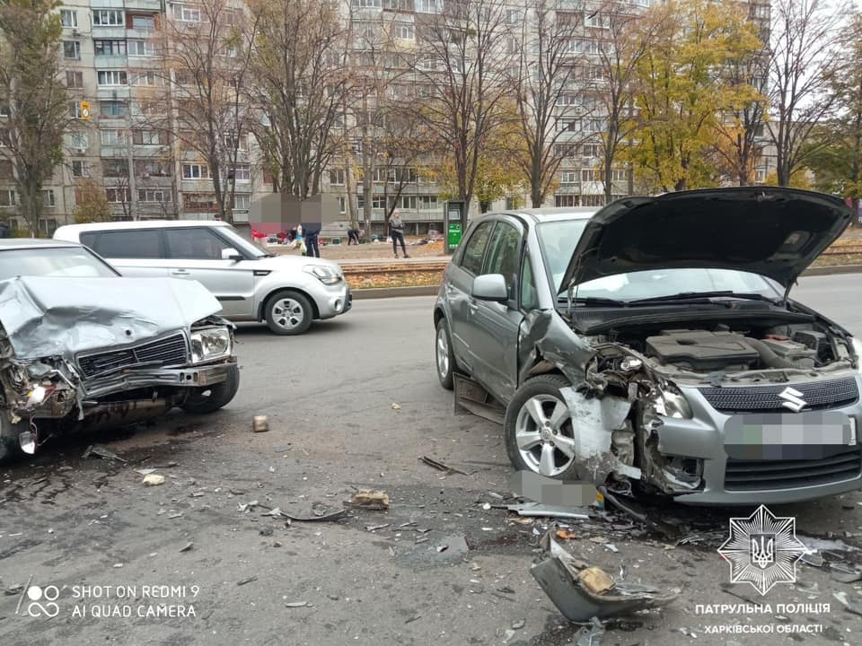ДТП Харьков:  Suzuki и Mercedes столкнулись на проспекте Тракторостроителей