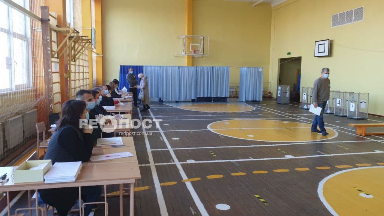 Выборы в Харькове: мужчина фотографировал бюллетень в кабинке